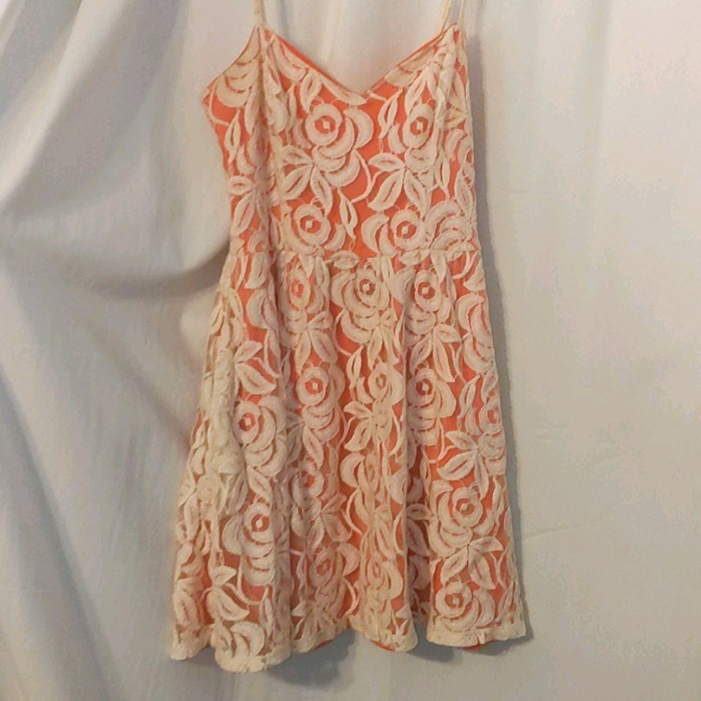 Short pink dress with rose lace